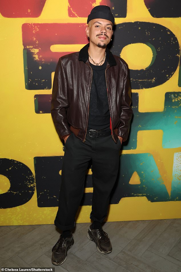 Mühelos cool: Ashlee Simpsons Ehemann Evan Ross, 35, sah in einer braunen Lederjacke, einem schwarzen T-Shirt und einer passenden schwarzen Hose cool aus wie immer