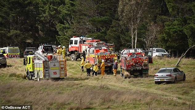 Rettungskräfte (im Bild) trafen nach dem Unfall am Unfallort ein, während Feuerwehrleute der Landfeuerwehr schnell daran arbeiteten, die Flammen zu löschen