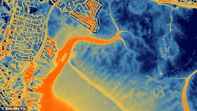 Darwin Australien: Der orangefarbene Bereich zeigt Meer, Flüsse und Flussmündungen und der dunklere Teil oben ist der Yachthafen.  Wasser speichert seine Wärme sehr gut, weshalb es als sehr warm angezeigt wird (orange)