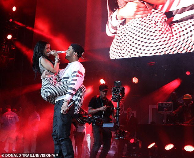 Die Rapper Nicki Minaj und Drake umarmen sich während ihres Auftritts während des Hot 97's Summer Jam im MetLife Stadium im Jahr 2014 in East Rutherford, New Jersey