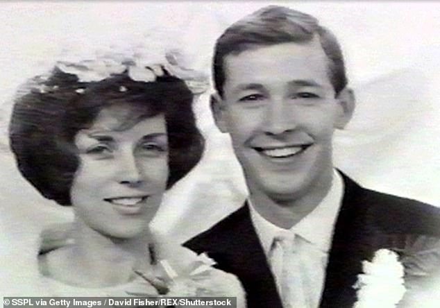 Lady Cathy war seit 1966 mit Sir Alex verheiratet. Das Paar hatte sich kennengelernt, als sie beide in einer Schreibmaschinenfabrik in Glasgow arbeiteten
