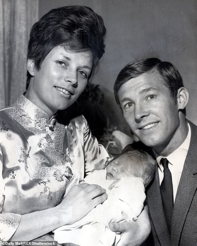 Das glückliche Paar posiert für ein Foto mit seinem neuen Sohn Mark.  Dieses Foto wurde 1968 aufgenommen, als Sir Alex für Falkirk spielte