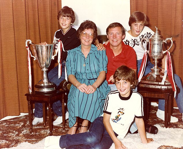 Alex, Cathy und ihre drei Söhne Mark, Darren und Jason mit dem Europapokal der Pokalsieger und dem schottischen Pokal