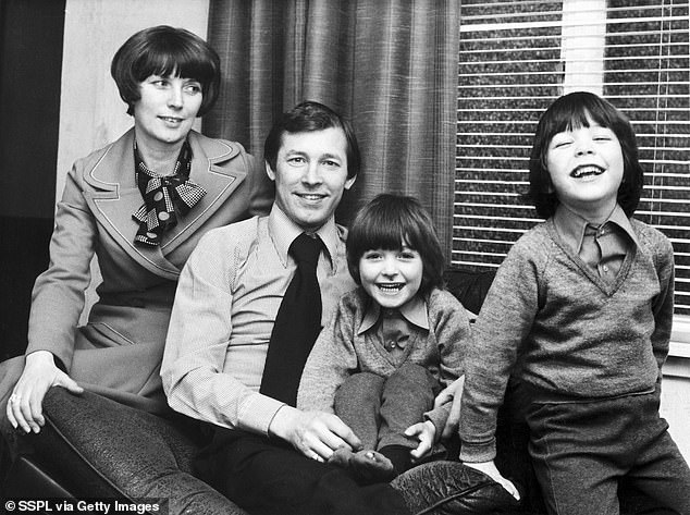 Sir Alex mit Lady Cathy auf einem Schwarz-Weiß-Familienfoto mit ihren Zwillingen Jason und Darren