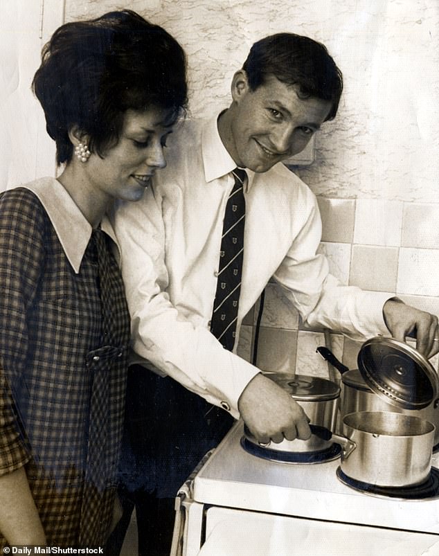 Das Paar in der Küche ihres Hauses in Glasgow, als Sir Alex noch für die Rangers spielte