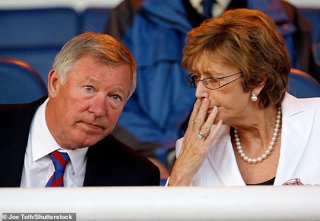Lady Cathy beugt sich während eines Spiels zwischen Peterborough und Ipswich im Jahr 2009 zu einem Gespräch mit ihrem Mann vor