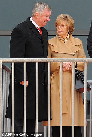 Das Paar vor der Enthüllung einer Statue von Sir Alex im Old Trafford im Jahr 2012