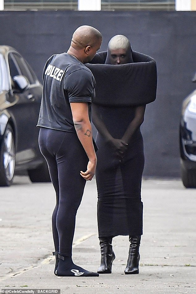 Eines von Biancas bizarreren Outfits war ein schwarzes Nylonkleid mit übergroßem Kragen, abgebildet im Juni bei einem von Kanyes Sonntagsgottesdiensten