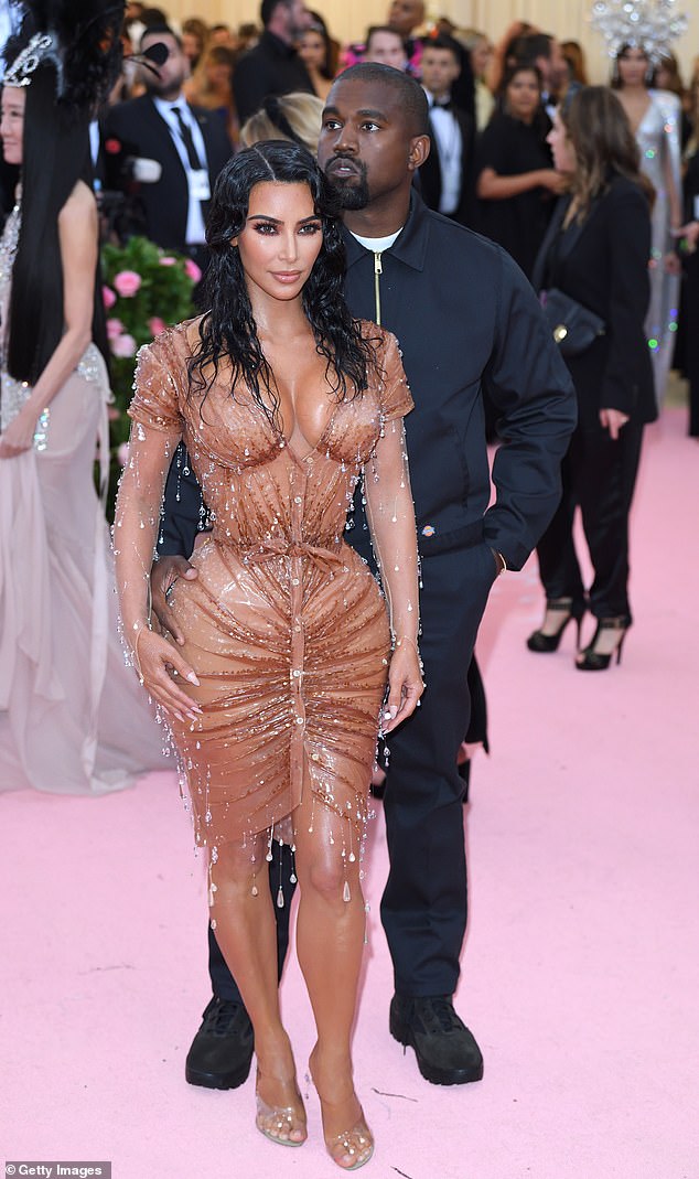 Kim Kardashian in einem Wet-Look-Kleid, abgebildet mit Kanye West, bei der Met Gala 2019
