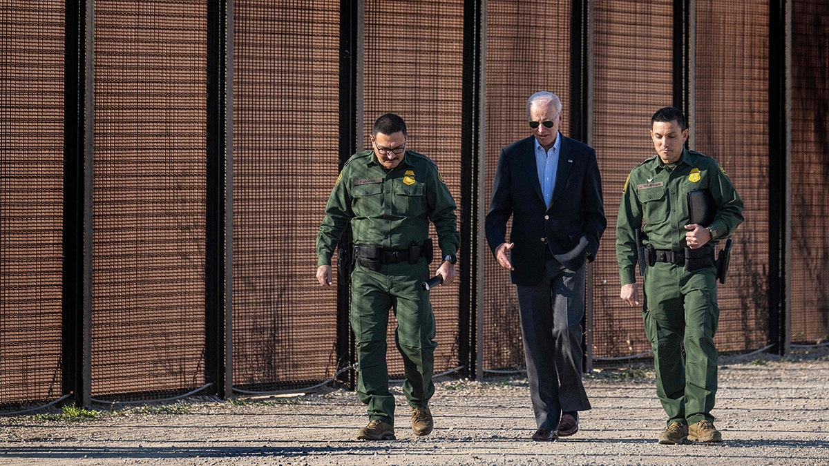 Joe Biden geht mit Grenzbeamten spazieren