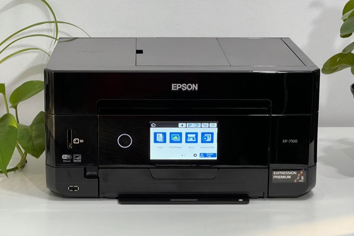 Der Expression Premium XP-7100 von Epson hat glänzend schwarze, facettierte Seiten