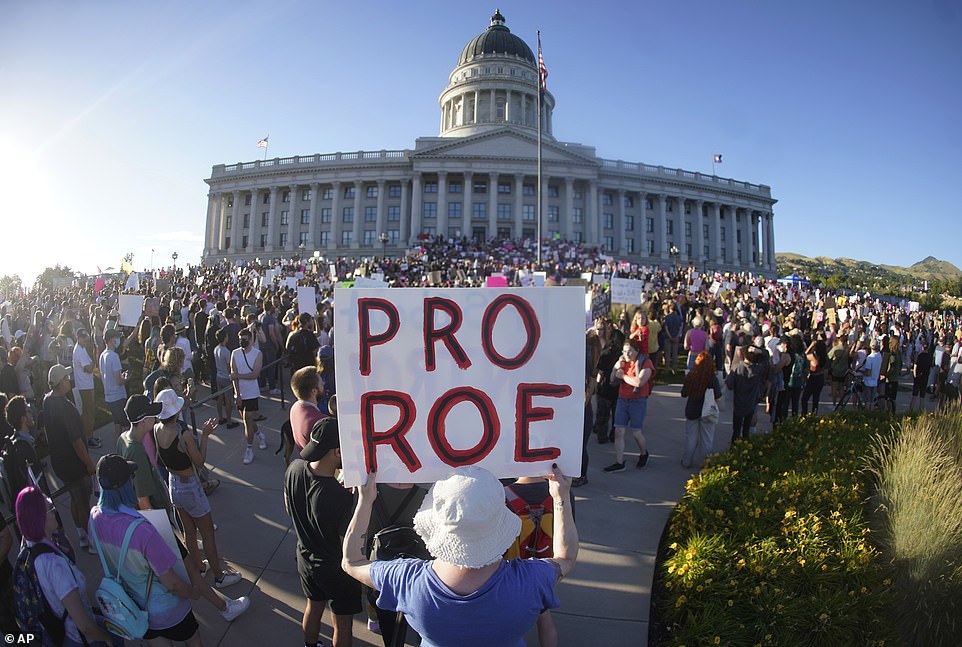 Menschen nehmen an einer Kundgebung für Abtreibungsrechte im Utah State Capitol in Salt Lake City teil, nachdem der Oberste Gerichtshof der USA im Juni 2022 Roe gegen Wade gestürzt hat