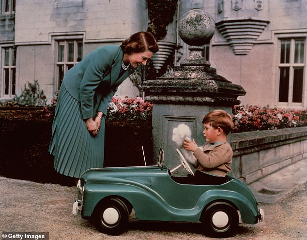 König Charles wurde 1952 im Alter von drei Jahren neben der Königin in Balmoral in einem Tretauto abgebildet