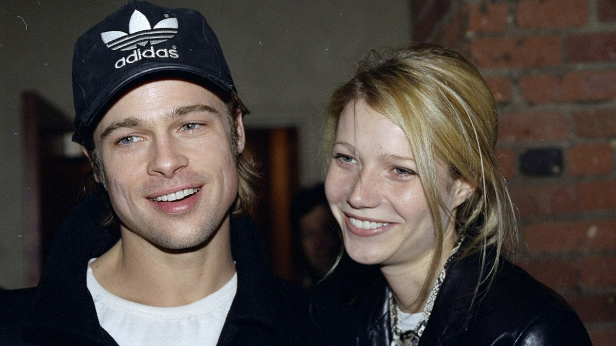 Brad Pitt und Gwyneth Paltrow lachen zusammen