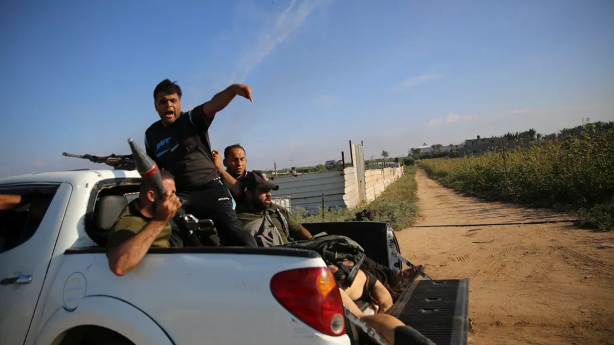 Palästinensische Militante fahren während des Angriffs auf Israel in den Gazastreifen