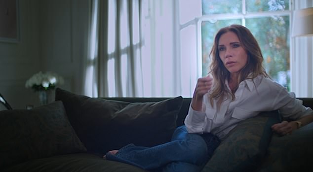 In ihrem stilvollen Haus in Cotswolds tritt Victoria Beckham in der neuen Netflix-Dokumentation zurückhaltend auf und spricht zum ersten Mal über den Schmerz, den sie nach der angeblichen Affäre ihres Mannes David mit Rebecca Loos erlitten hat