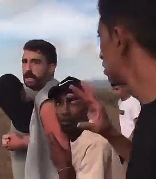 Noas Freund Avi Nathan (links) wird verzweifelt und hilflos in der Wüste zurückgelassen.  Auch er wird vermisst
