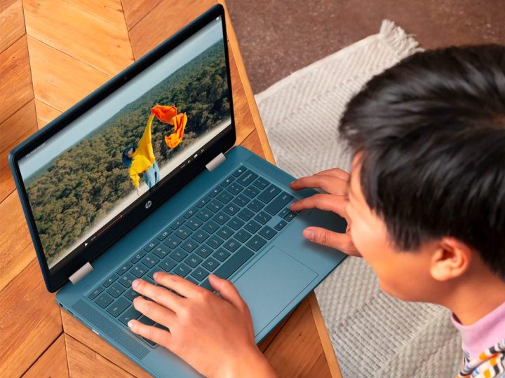 Ein Student im College-Alter interagiert mit seinem HP Chromebook x360.