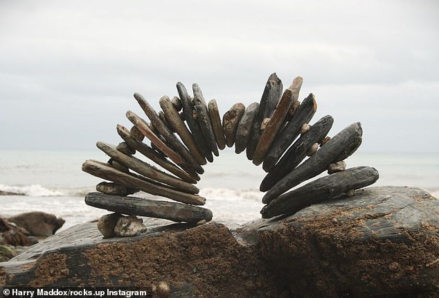 Herr Maddox nimmt seine Stücke nach dem Fotografieren immer auseinander, damit die Skulpturen keine Strandbesucher gefährden