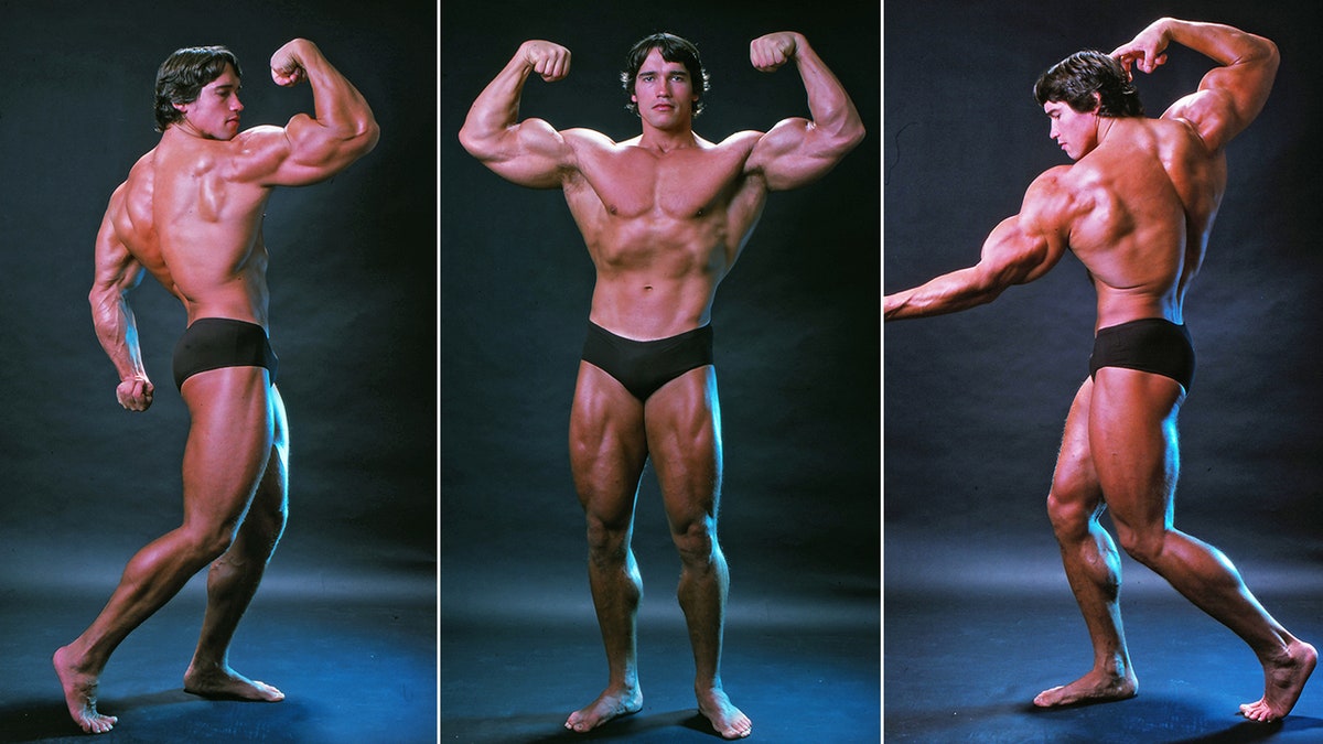 Arnold Schwarzenegger posiert auf drei verschiedene Arten: Er zeigt seinen Körper und seine markanten Muskeln, während er in einem kleinen schwarzen Tacho seine Arme beugt