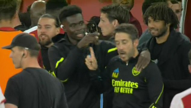 Bukayo Saka reagiert während der Auseinandersetzungen nach dem Spiel, nachdem Arsenal Man City besiegt hatte
