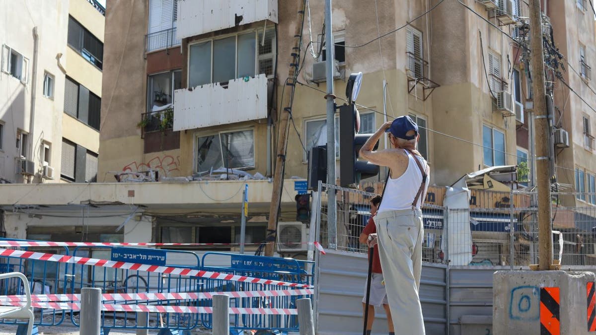 Älterer Mann betrachtet den Schaden in Tel Aviv