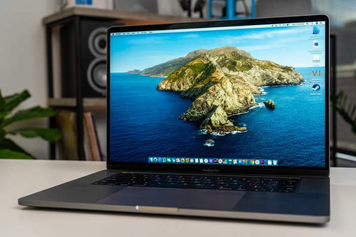Ein MacBook Pro 16 Zoll auf einem Tisch.