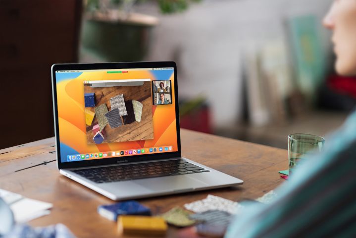 Ein MacBook Pro M2 steht auf einem Holztisch mit einem schönen Bokeh-Hintergrund.