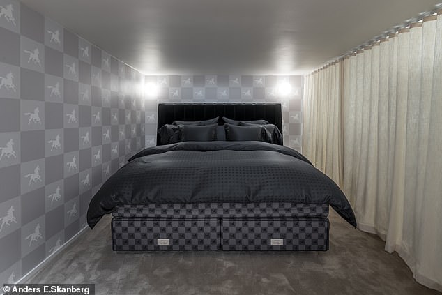 Kunden werden ermutigt, die Hästens-Betten auszuprobieren, indem sie bei einem ihrer „Bettentests“ im Geschäft zusammen mit einer Decke darin dösen.  Oben ist der Hästens-Store in Stockholm