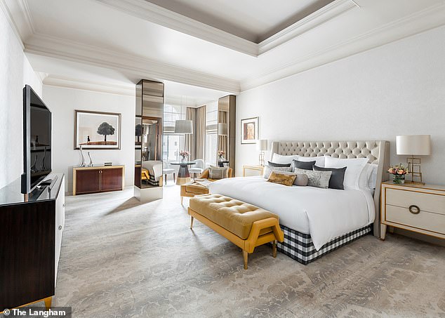 Die Infinity Suite im Hotel „The Langham, London“, die „mit einem Hästens 2000T-Bett ausgestattet ist“, das „aus 37 Schichten besteht“.