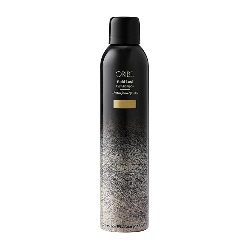 Oribe Gold Lust Trockenshampoo: Eine schwarz-goldene Haarsprayflasche mit weißem Text auf weißem Hintergrund