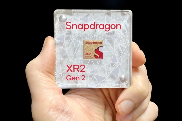 Alan Truly hält ein Ausstellungsmodell des Snapdragon XR2 Gen 2-Chips von Qualcomm.