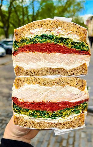 Abgebildet ist ein Sandwich mit Brathähnchen, Pesto und Chorizo