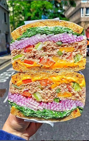 Das Thunfisch-Crunch-Mayo-Sandwich ist abgebildet