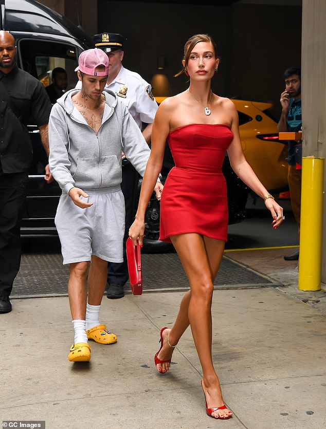 Hochgezogene Augenbrauen: Das Paar wurde Anfang des Jahres verspottet, nachdem Bieber an der Seite seiner glamourösen Frau einen super entspannten Look trug