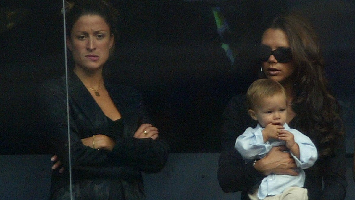 Victoria Beckham trägt Sonnenbrille und Blazer beim Fußballspiel von Real Madrid mit David Beckham, dem ehemaligen Assistenten
