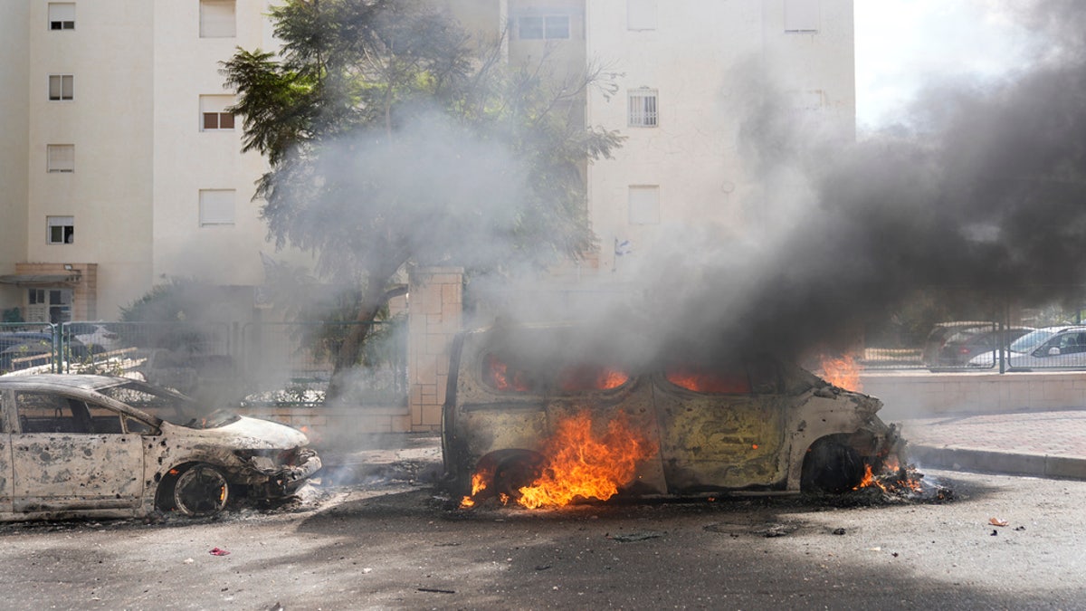 Auto brennt auf Straße in Israel