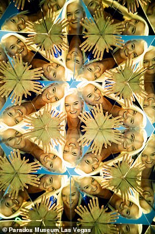 Im Kaleidoskop-Raum können Gäste mithilfe von Spiegeln in Form eines dreiseitigen Prismas ihre eigenen Muster erstellen