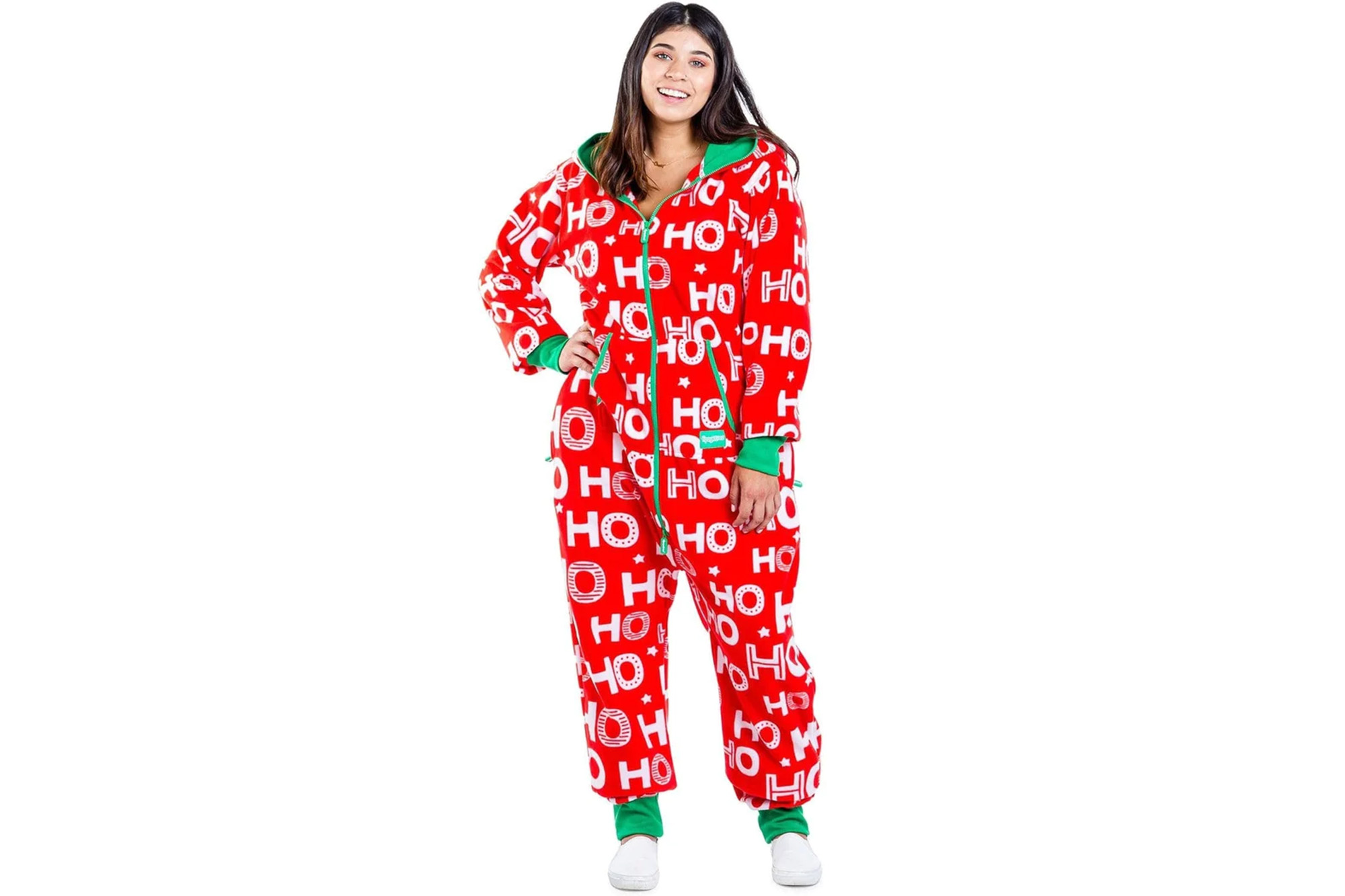 Eine Frau in einem roten Fleece-Overall mit der Aufschrift „ "Ho ho ho" drauf