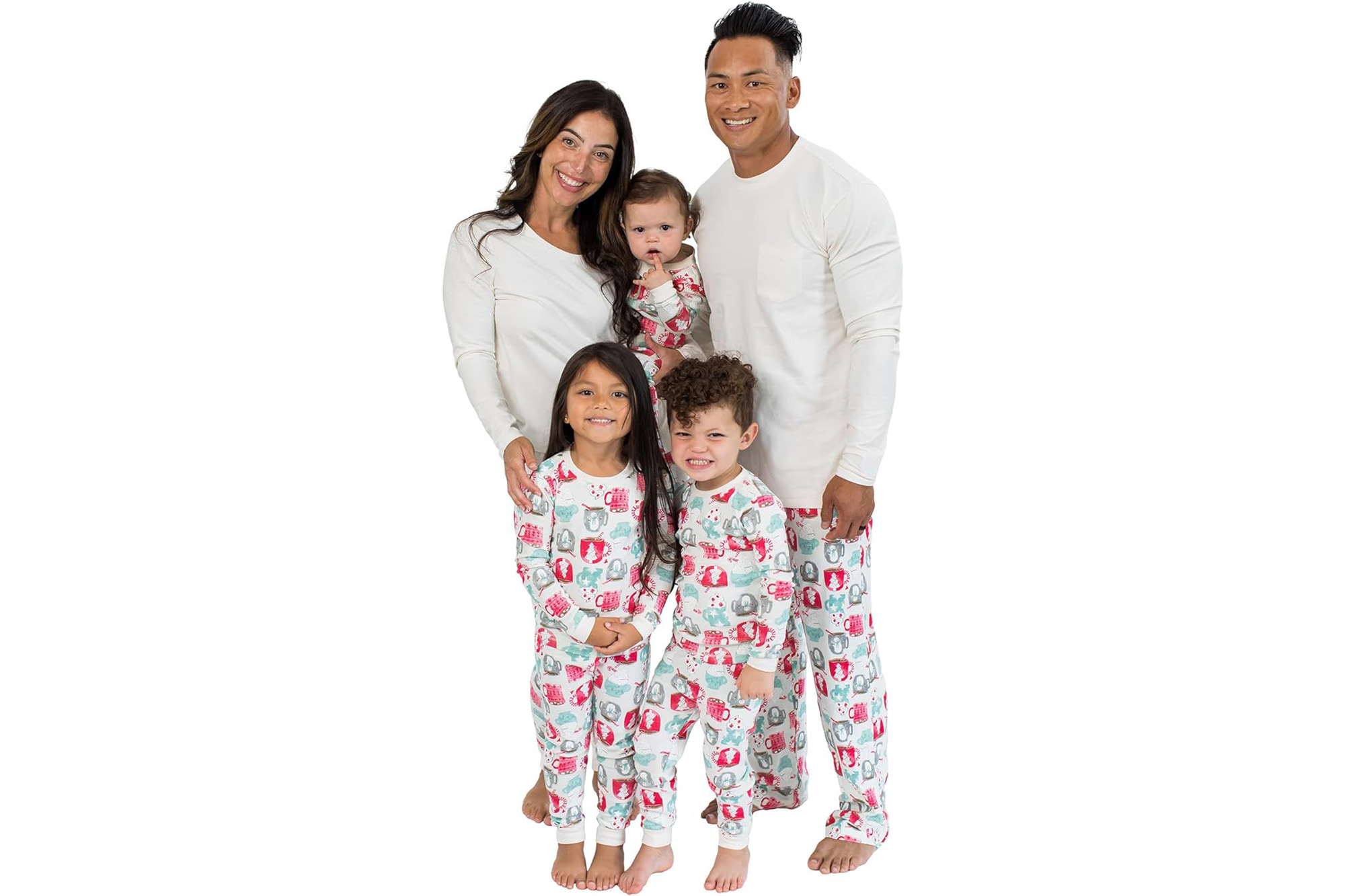 Eine Familie in passenden bedruckten Winterpyjamas