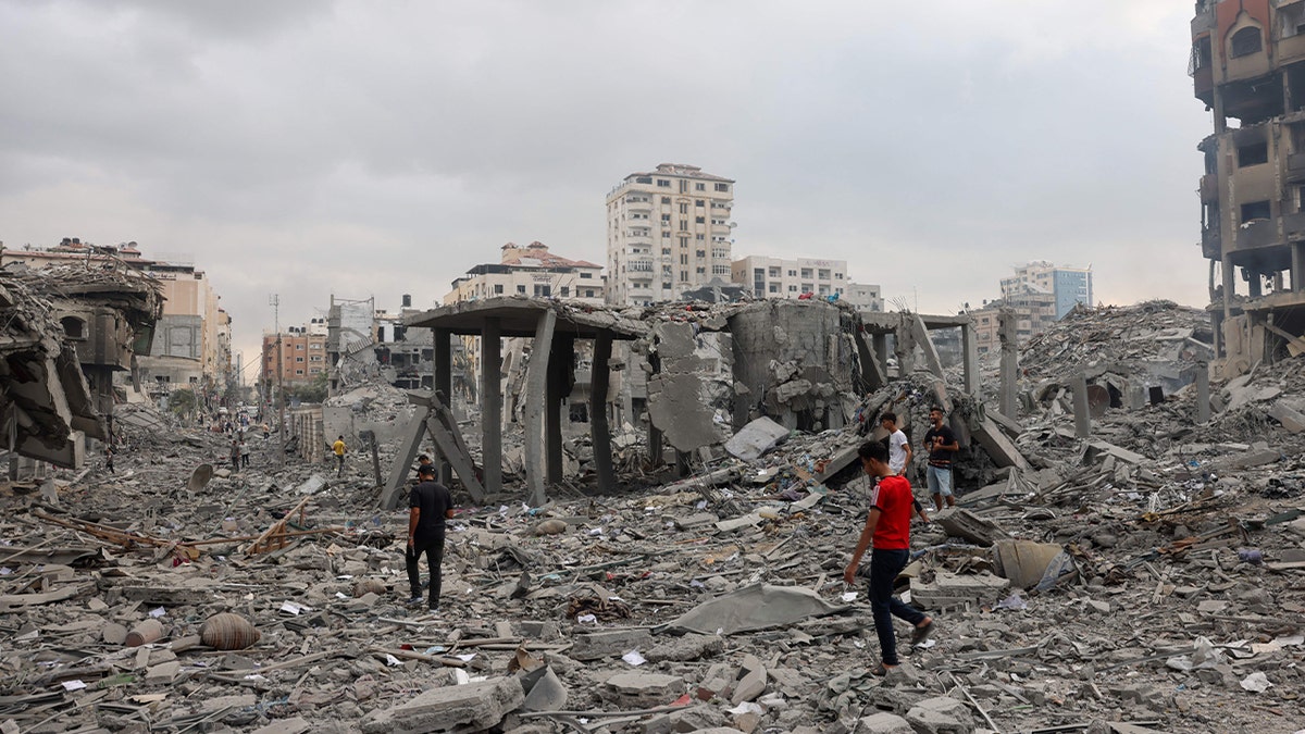 Palästinenser blicken auf Schäden durch israelischen Angriff