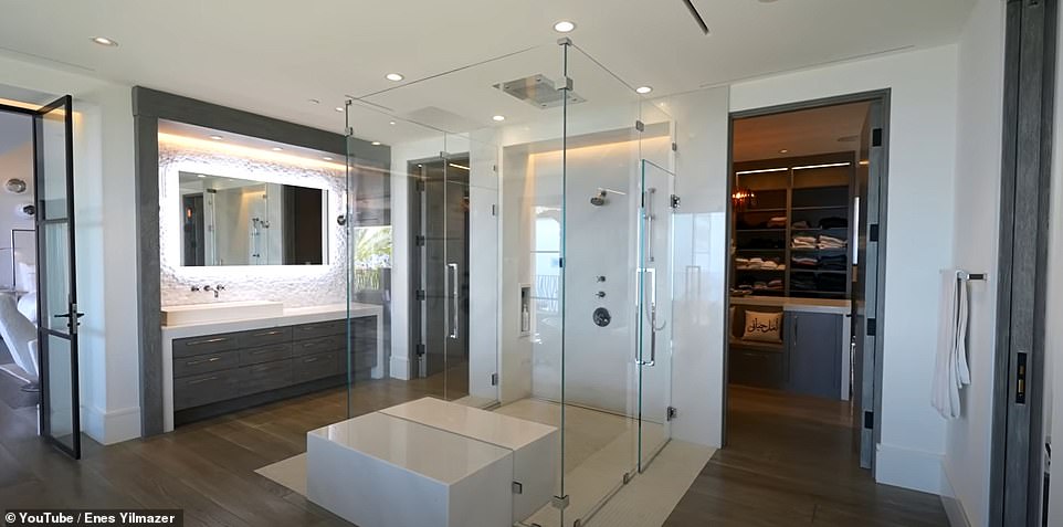 Neben dem Hauptschlafzimmer gibt es ein ebenso beeindruckendes Badezimmer mit zentraler begehbarer Dusche und freistehender Badewanne