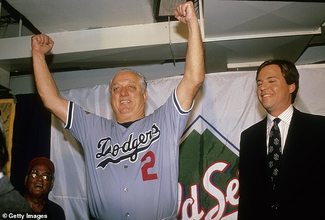Costas ist neben Dodgers-Manager Tommy Lasorda nach der World Series 1988 abgebildet