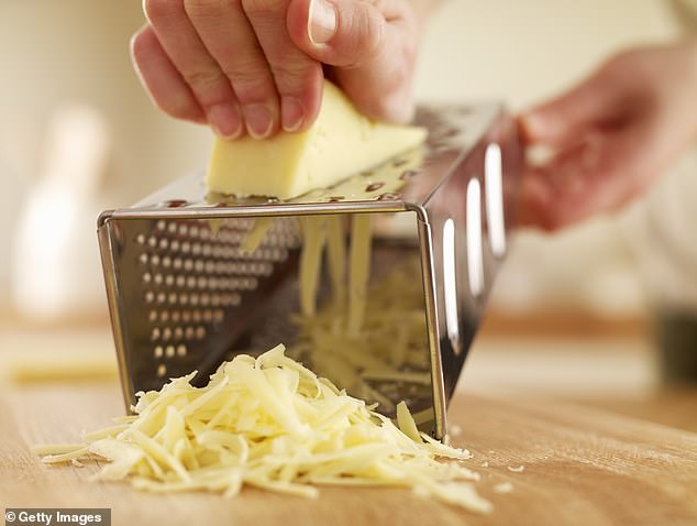 12 Prozent der Menschen empfinden das Reiben von Käse als therapeutisch, das Hacken von Kräutern und die Zubereitung einer Tasse Tee helfen ebenfalls beim Entspannen