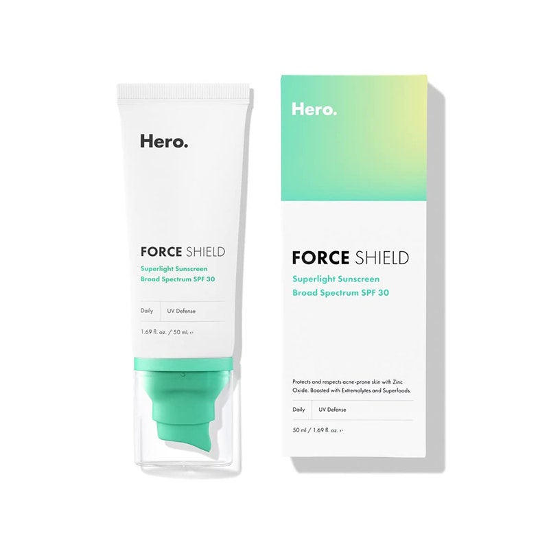 Der Hero Cosmetics Force Shield Superlight Sunscreen SPF 30 auf weißem Hintergrund