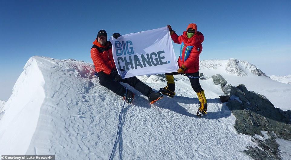 Während Luke in der Antarktis war, um zum Südpol zu gelangen, bestieg er den Mount Vinson (16.050 Fuß), um einen seiner Gipfel abzuhaken