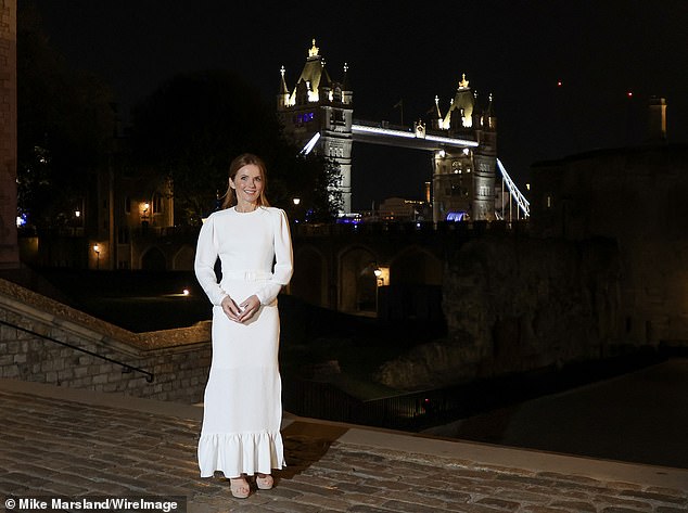 Schauen Sie sich die Ansicht an: Geri sah für ihren großen Abend in einem fließenden Kleid super schick aus und blieb dabei ihrer charakteristischen Farbpalette Weiß treu
