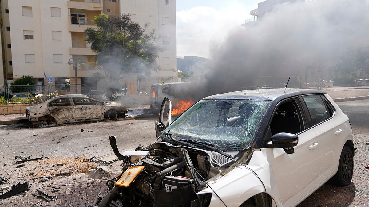 Autos in Israel von Raketen getroffen
