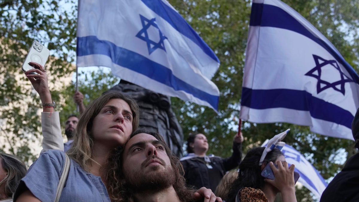 Menschen versammeln sich bei einem Protest, um Israel zu unterstützen