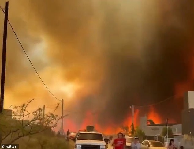 Andere Aufnahmen der Waldbrände zeigen Anwohner, die hektisch in Autos oder sogar auf Fahrrädern evakuieren, um den Flammen zu entkommen